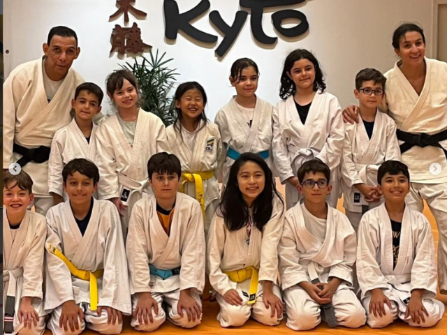 Turma de judô infantil de 7 a 12 anos em treino técnico na Escola Kyto
