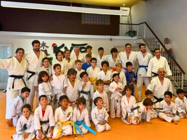 Crianças em fila no dojô da Escola Kyto durante aula de judô infantil